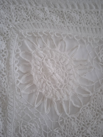 Miñardiando, de Ángela Gómez Muñoz y Yanet Rodríguez Gómez, pieza conformada por tejidos (técnicas crochet y miñardi), (Mención, y Premio colateral de la Dirección Provincial de Cultura