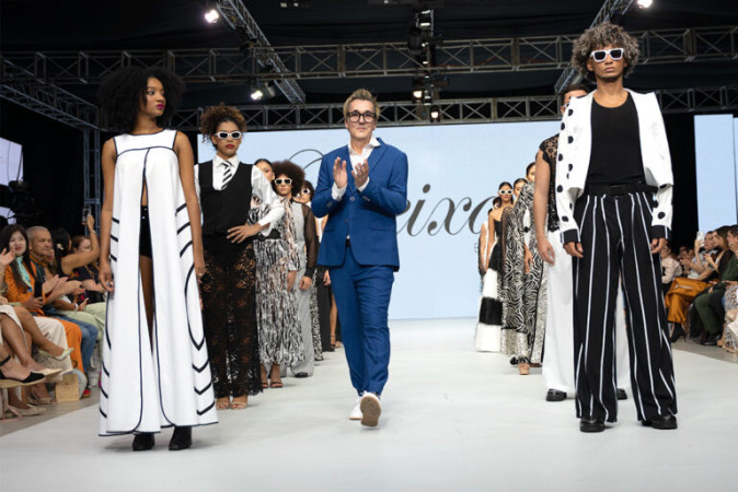 Freixas, junto con los modelos que presentaron su colección, al término de su pasarela en ND. Foto: Cortesía de Mario Freixas Freixas, junto con los modelos que presentaron su colección, al término de su pasarela en ND. Foto: Cortesía de Mario Freixas