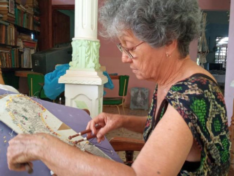 El encaje de bolillos es una de las técnicas antiguas estudiadas por Mery y que está presente en su obra artesanal. (Fotos: Ana Martha Panadés/Escambray).